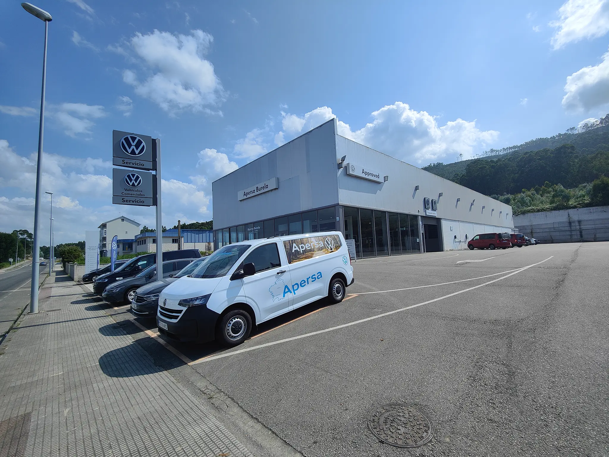 Logotipo iluminado Volkswagen en la fachada de Apersa Burela
