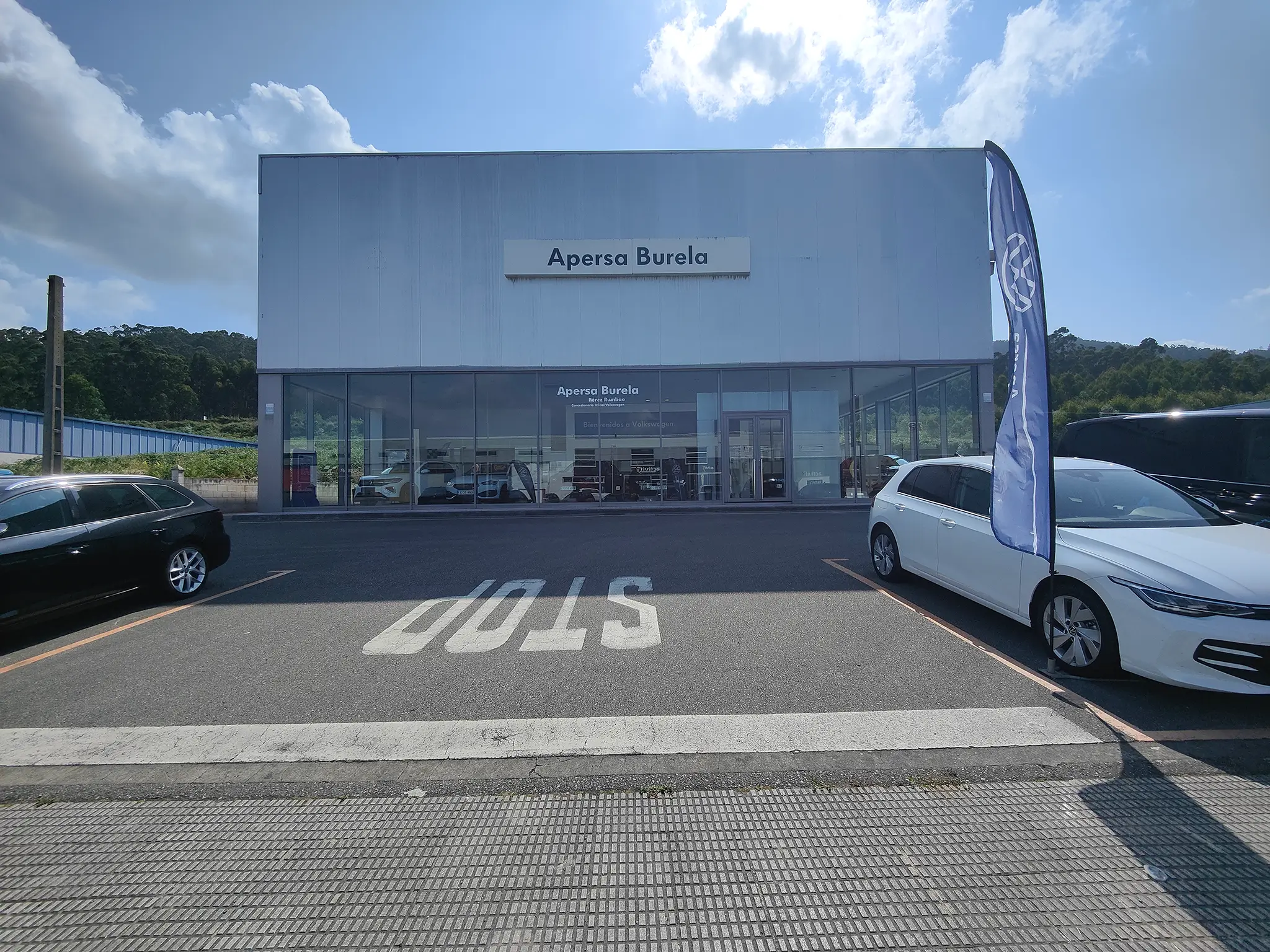 Fachada principal del concesionario Apersa Burela, servicio oficial Volkswagen