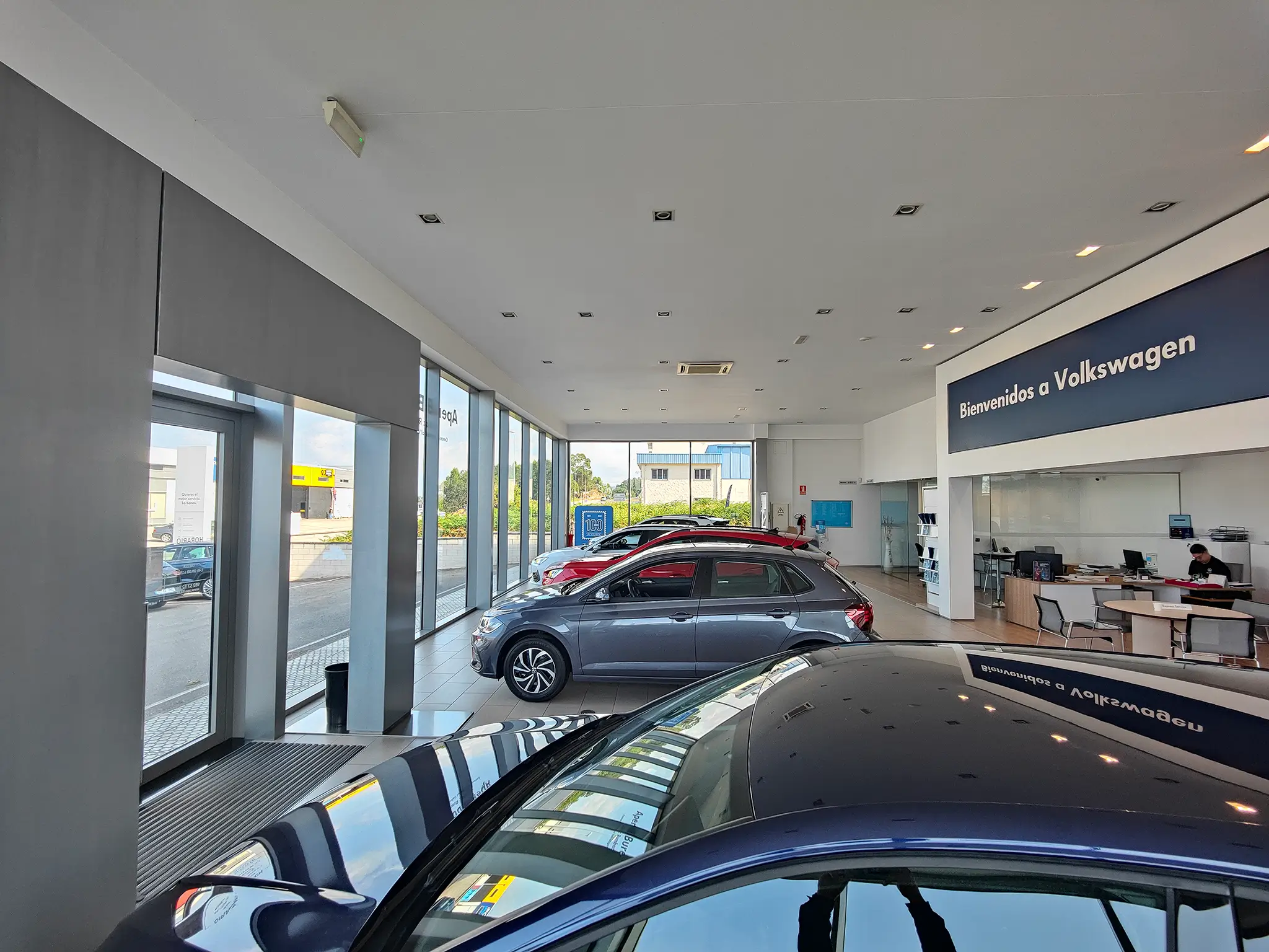 Sala de exposición Volkswagen en el concesionario Apersa de Burela