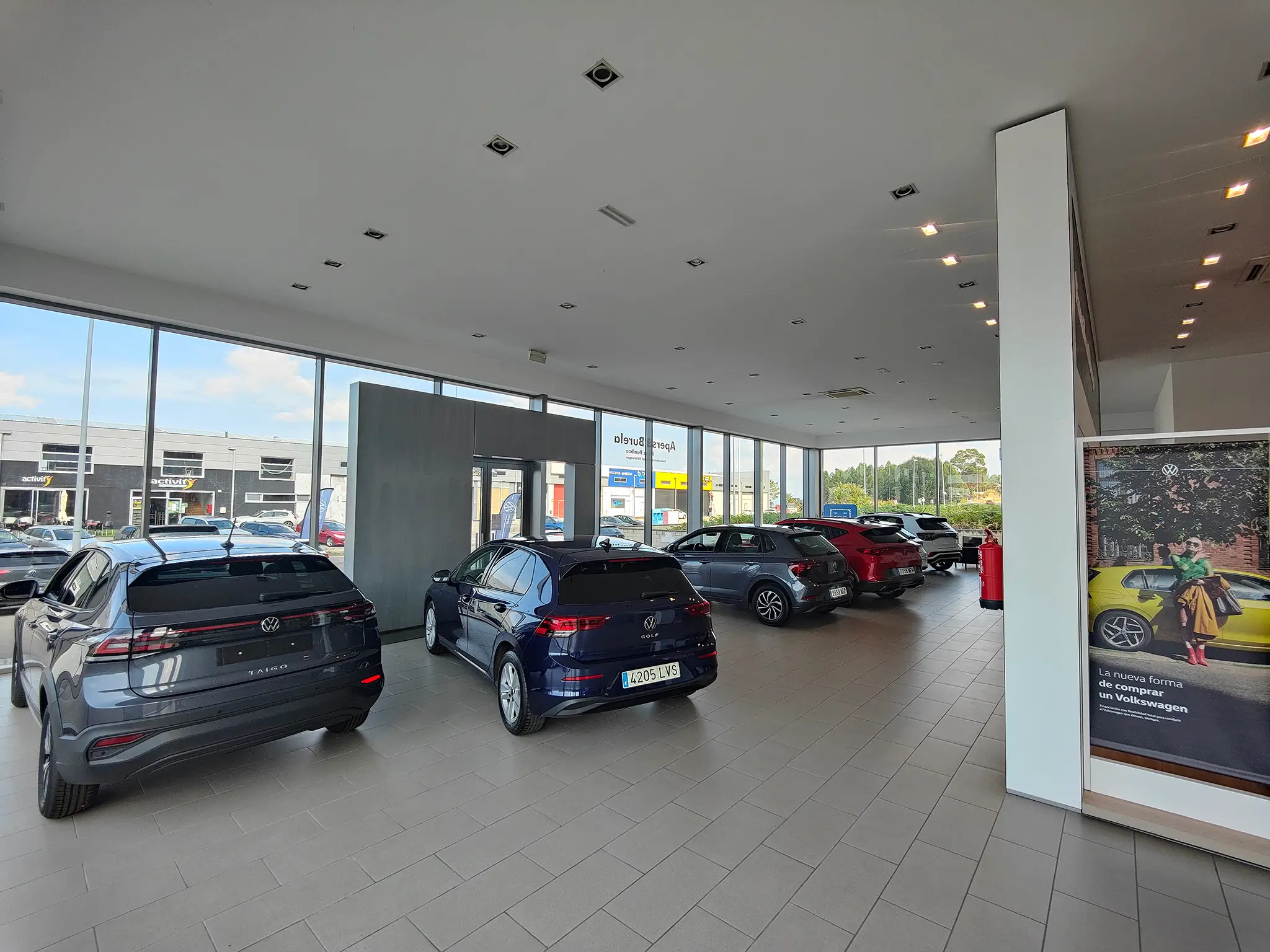 Volkswagen Golf expuesto en el showroom de Apersa Burela