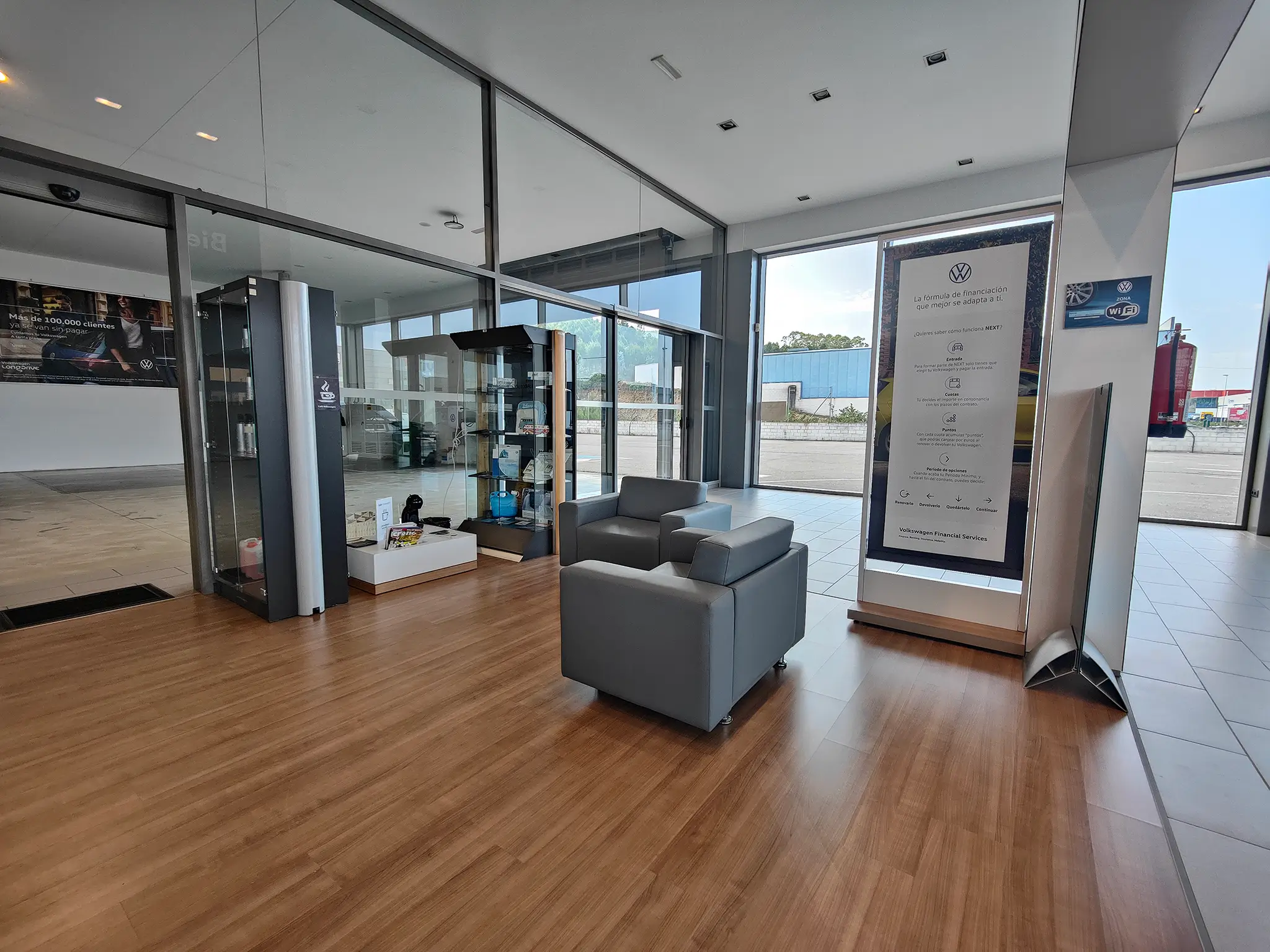 Sala de espera para clientes en el concesionario Volkswagen Apersa Burela