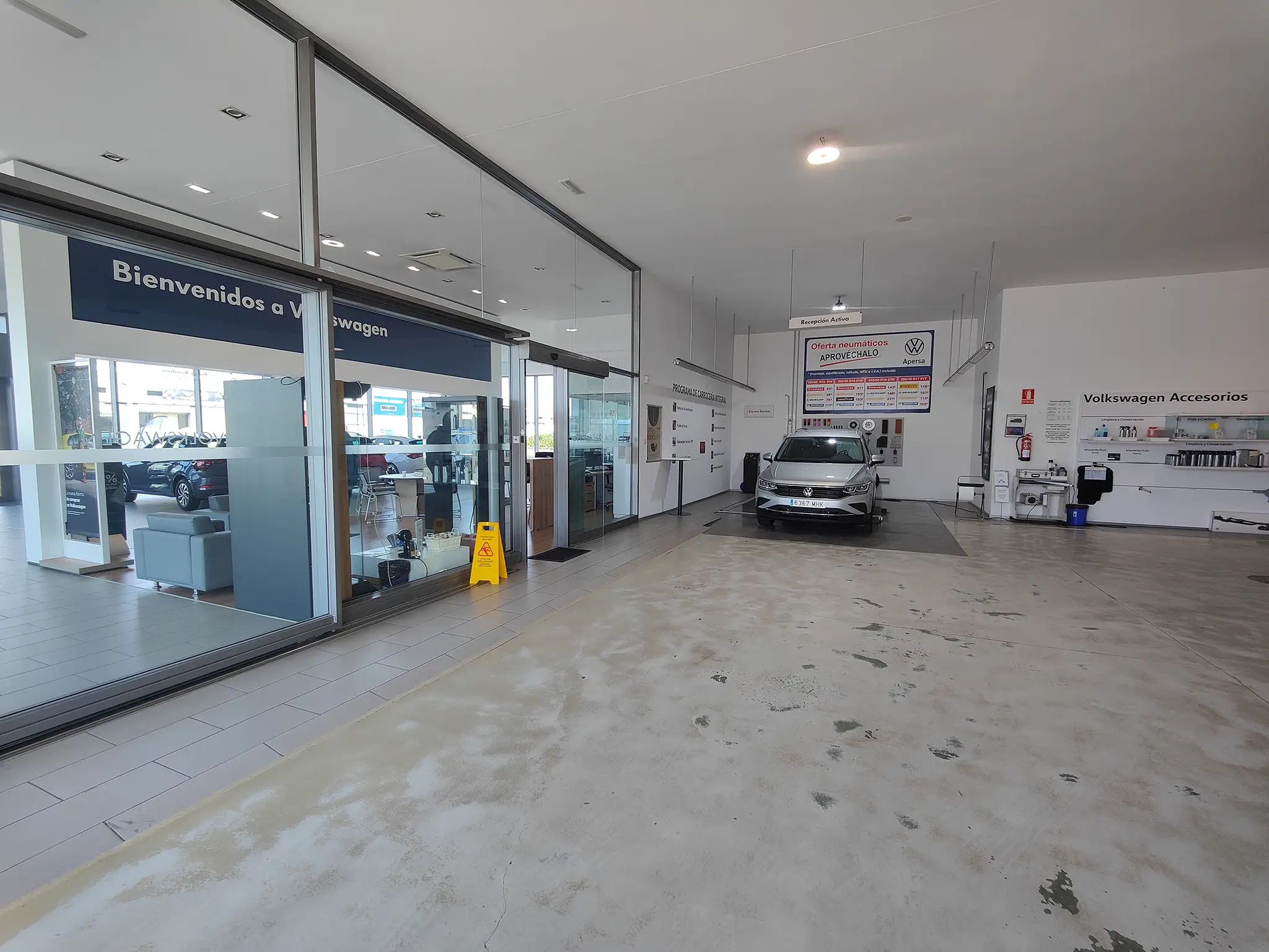 Taller mecánico oficial Volkswagen con elevadores en Apersa Burela