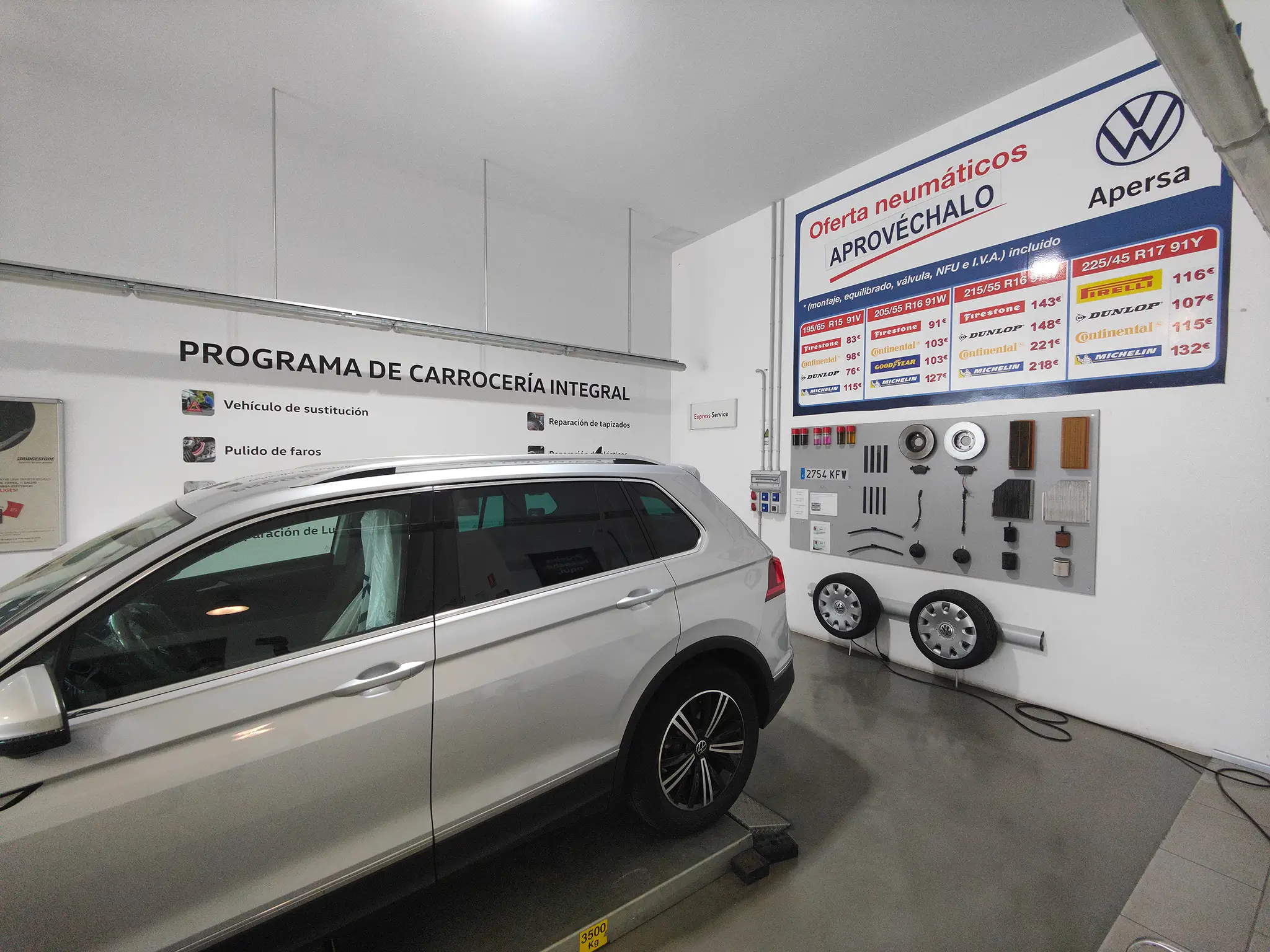 Volkswagen ID.4 eléctrico en la zona de electromovilidad de Apersa Burela