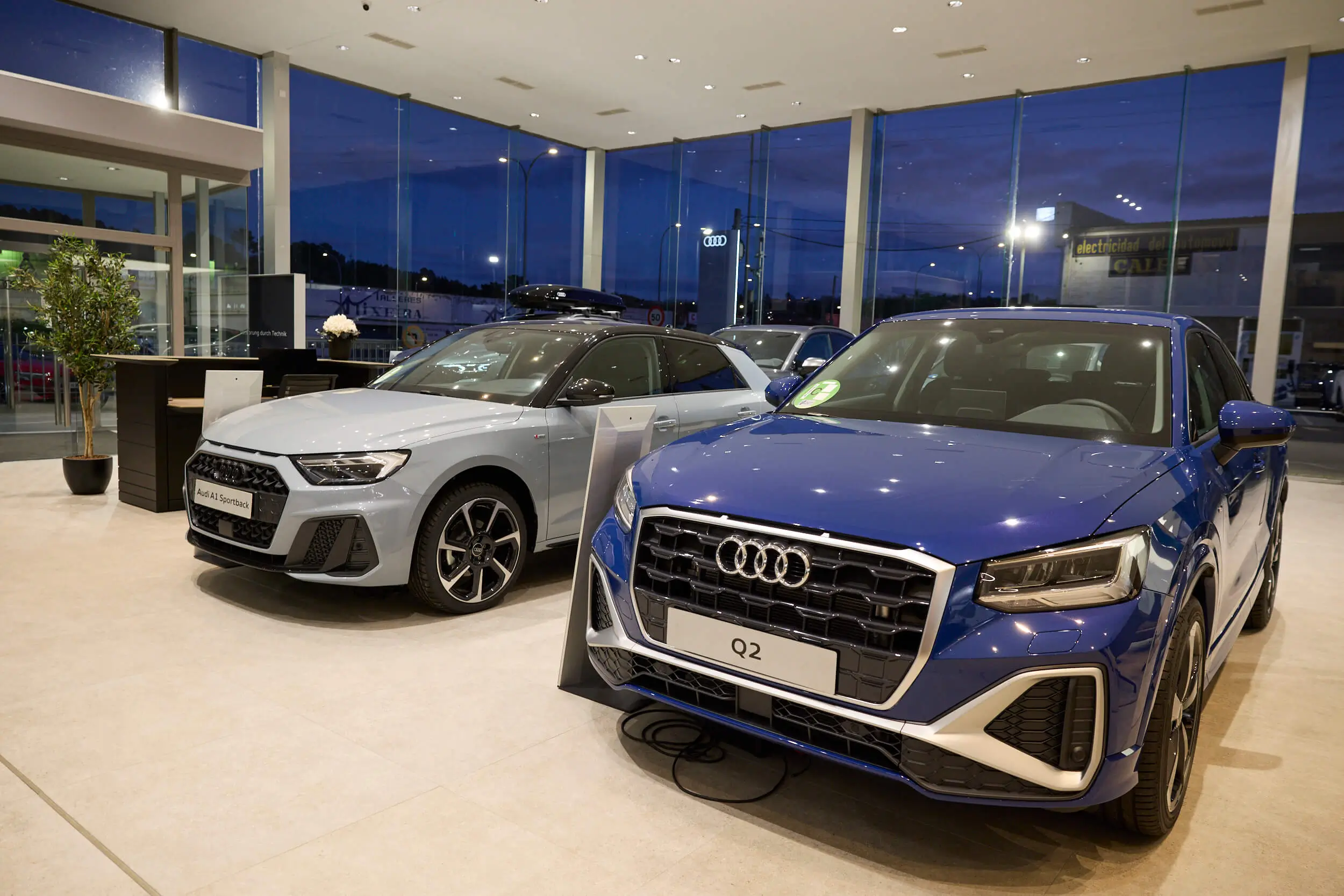 Técnicos certificados Audi reparando un vehículo en el taller Apersa Ourense