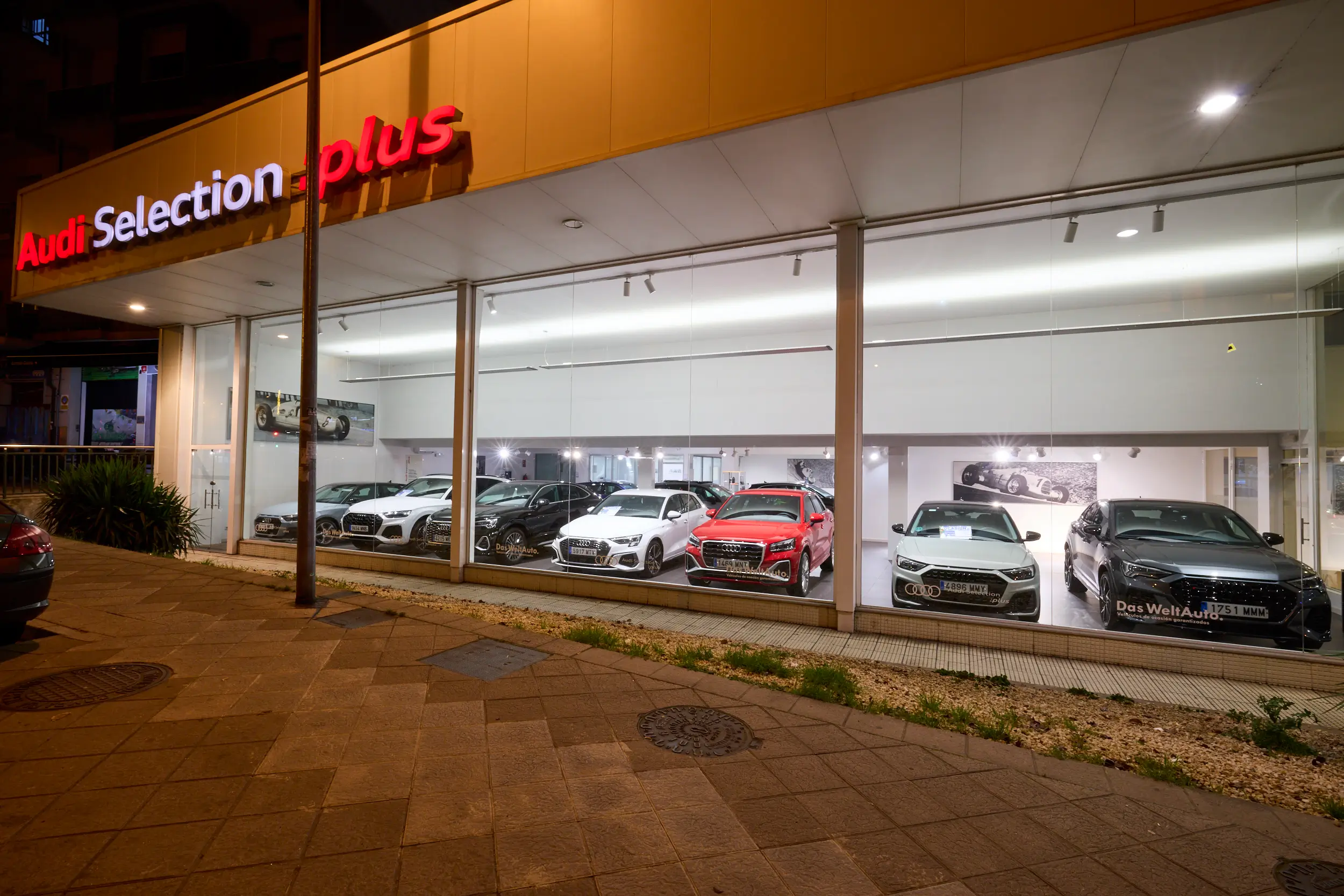 Fachada nocturna iluminada de Apersa Approved en Ourense