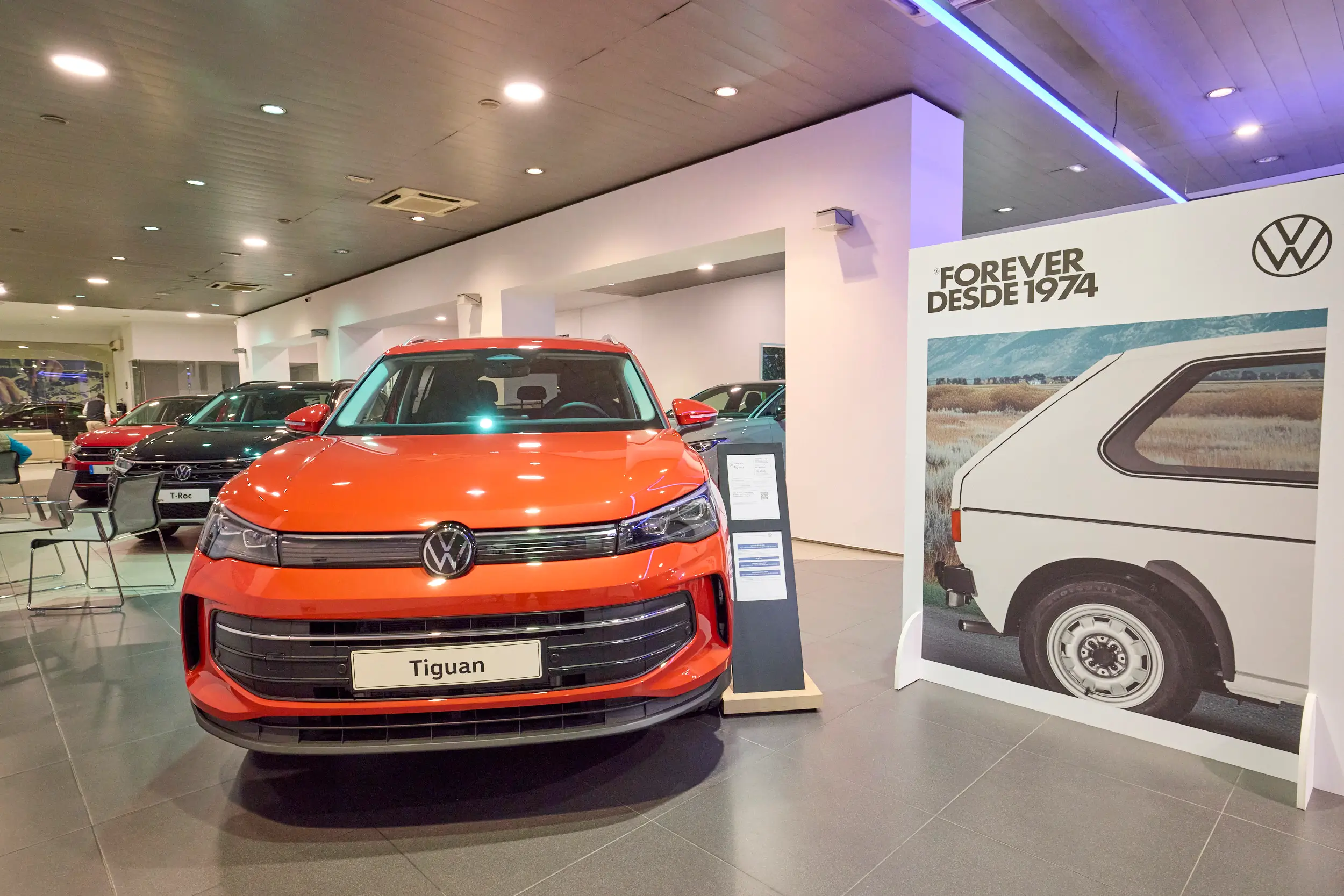 Volkswagen Tiguan SUV expuesto en el showroom de Apersa Lugo