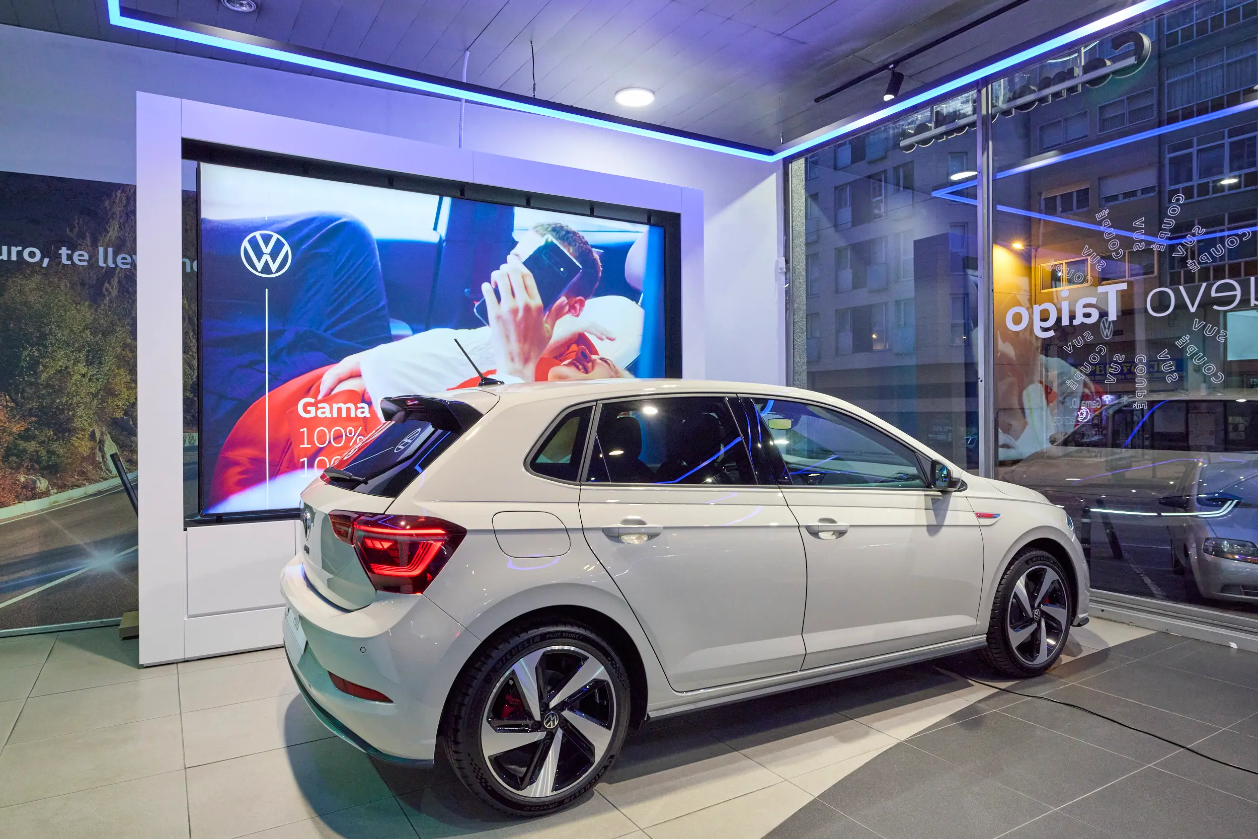 Volkswagen Golf expuesto en el showroom de Apersa Lugo