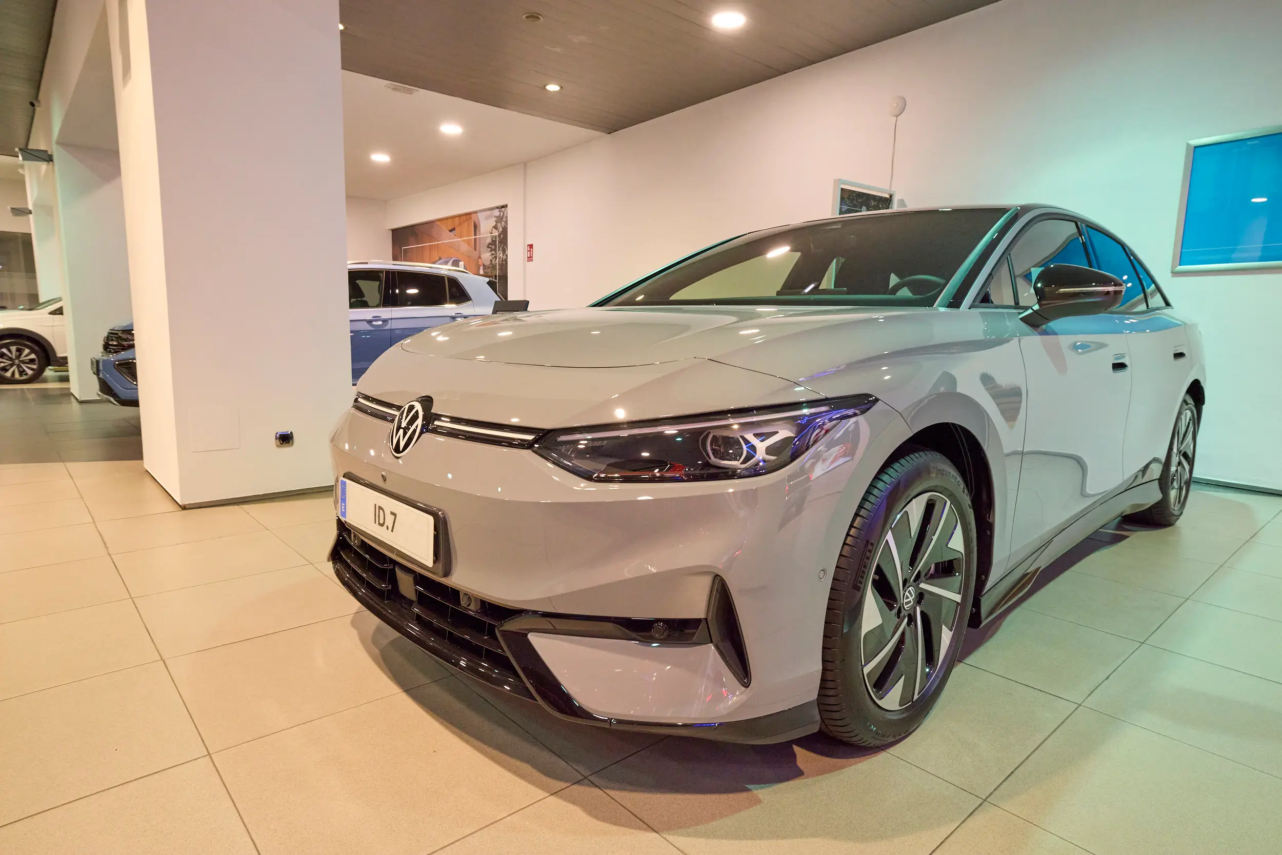 Volkswagen ID.7 eléctrico en la zona de electromovilidad de Apersa Lugo