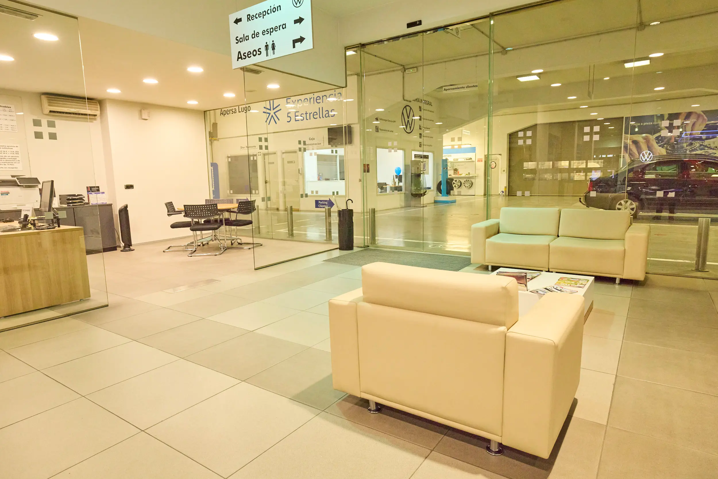 Sala de espera para clientes en el concesionario Volkswagen Apersa Lugo