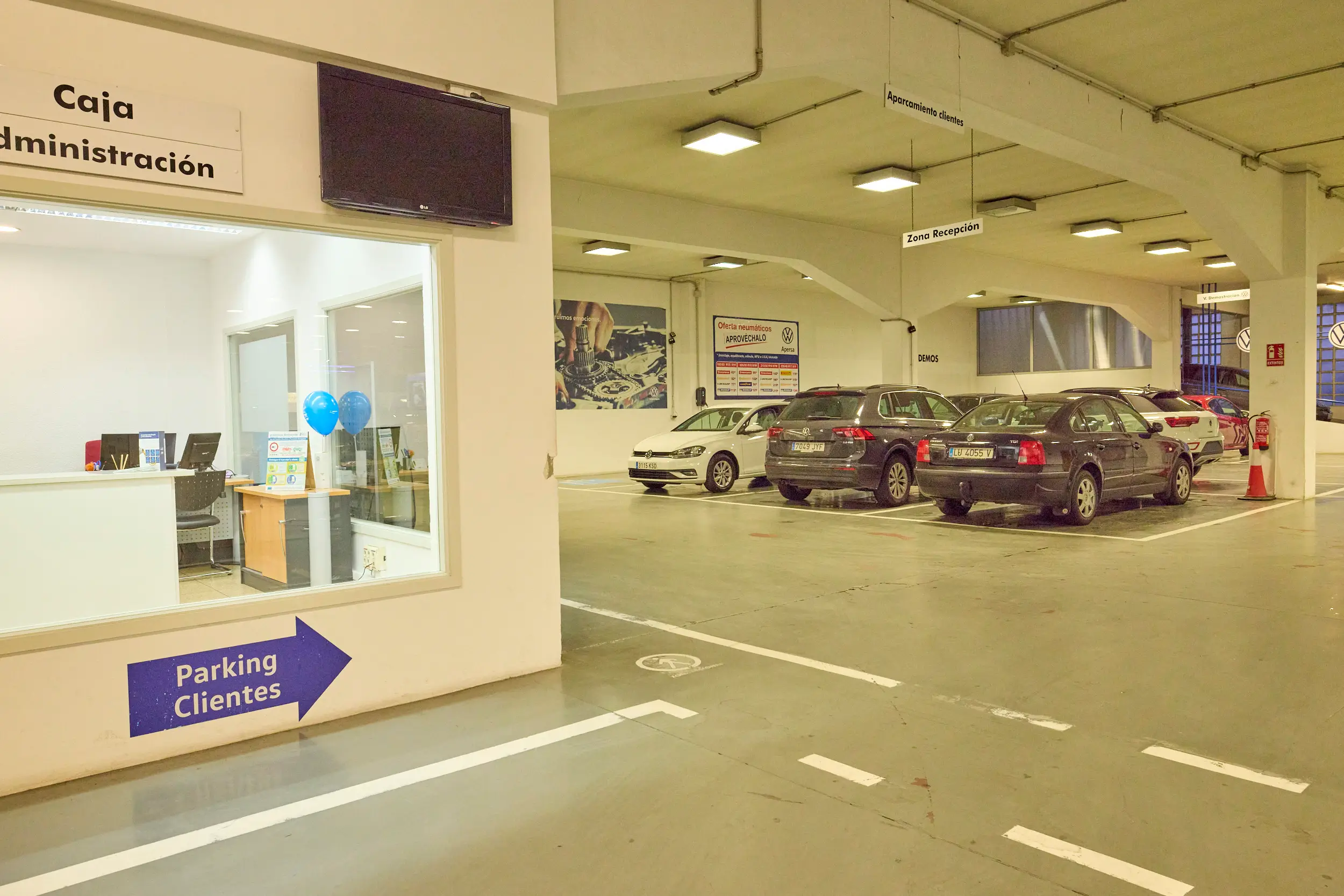 Aparcamiento para clientes del concesionario Volkswagen Apersa en Lugo