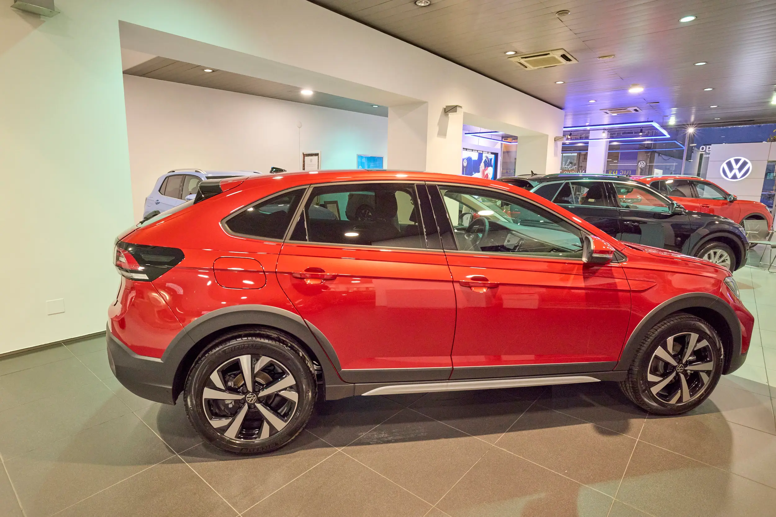 Técnicos certificados Volkswagen reparando un vehículo en el taller Apersa Lugo