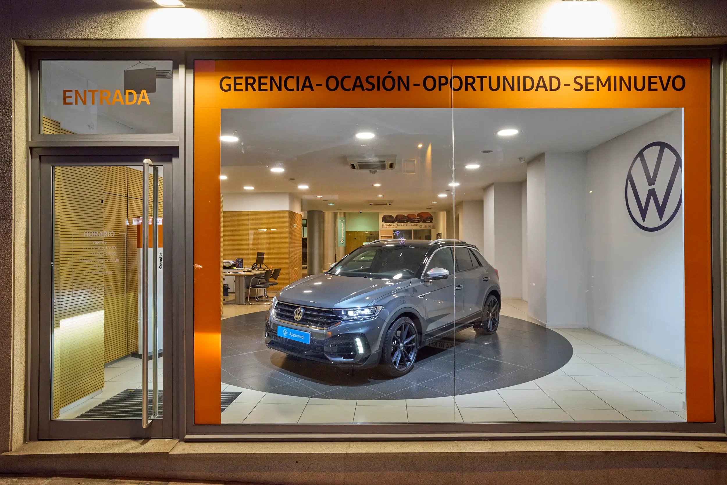 Fachada principal del concesionario Apersa Lugo, servicio oficial Volkswagen