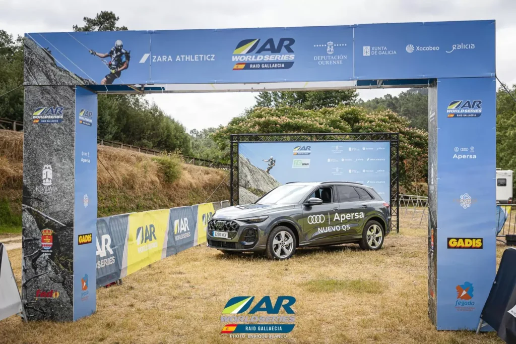 Nueva gama Audi de Apersa en el RAID Gallaecia 2025 con paisajes de Galicia al fondo