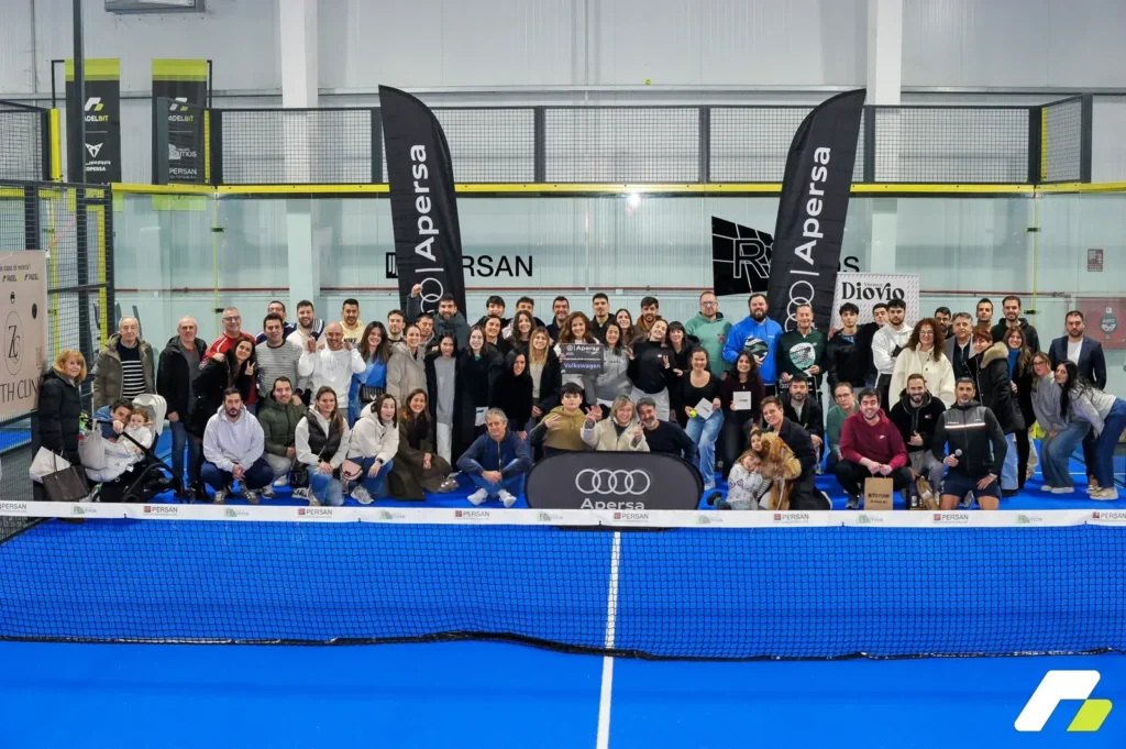 Premios y trofeos del VI Torneo de Padelbit Apersa con vehículos de Audi y Volkswagen