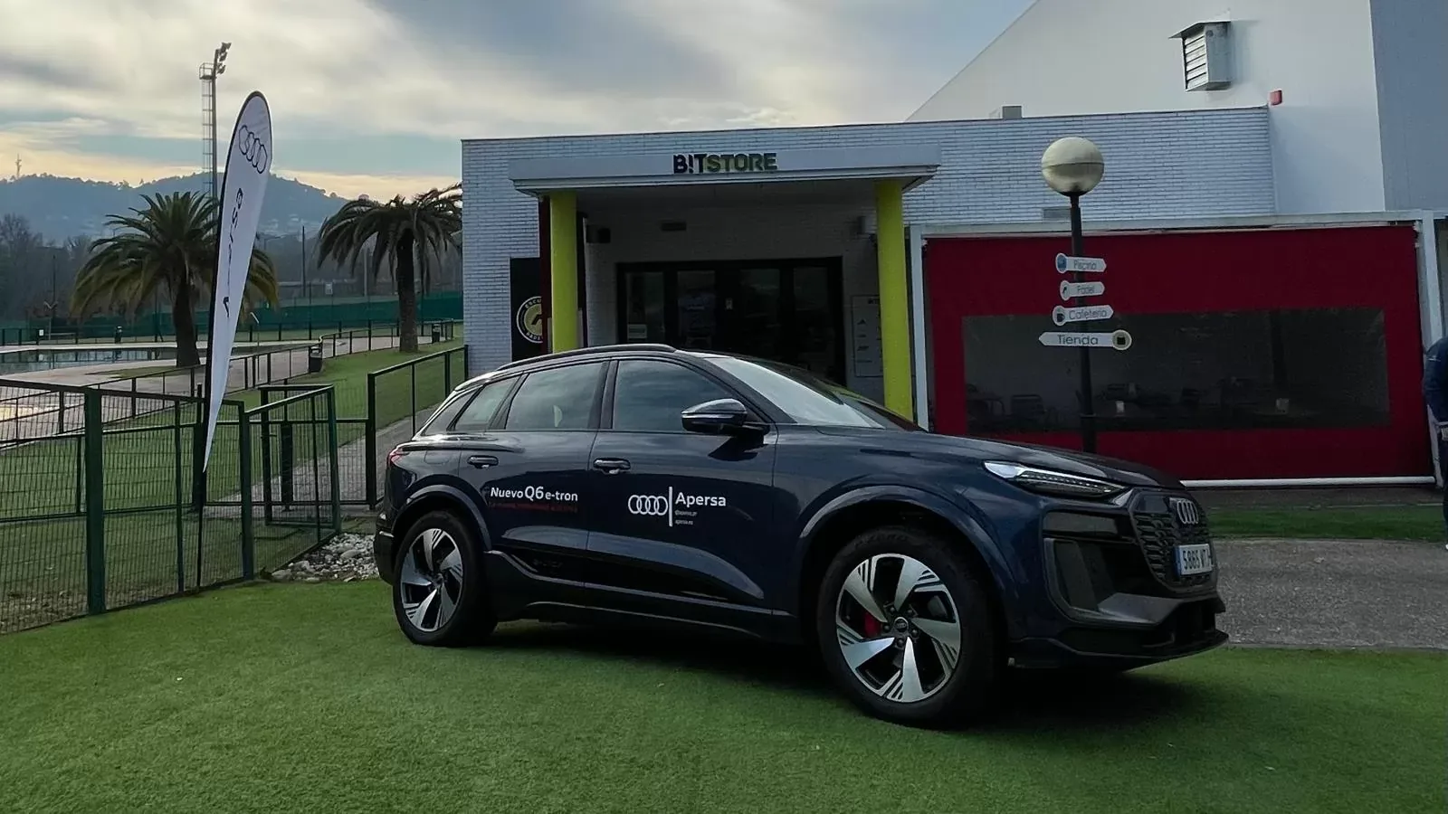 VII Torneo Padelbit Apersa: pádel, deportividad y un Audi Q6 e-tron de premio — Imagen destacada Trofeos del VII Torneo Padelbit Apersa con vehículos Audi y Volkswagen al fondo