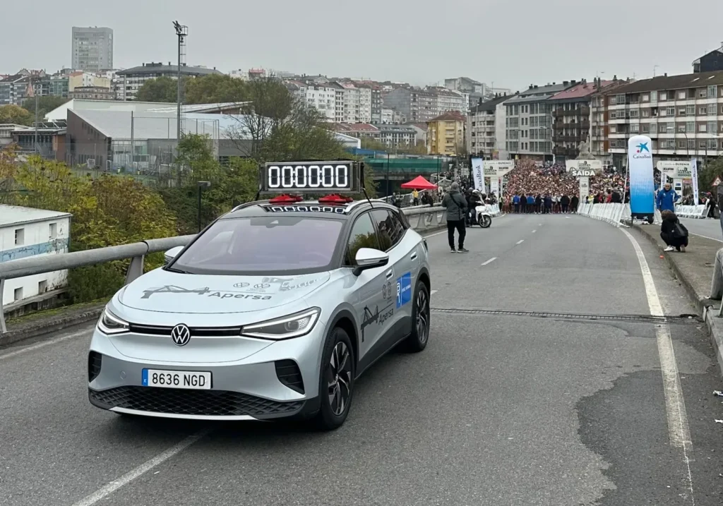 Volkswagen ID.4 de Apersa como coche crono en la 48ª Carreira Popular do San Martiño