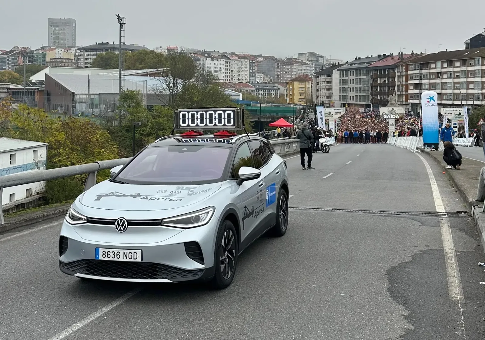 Volkswagen ID.4 de Apersa como coche crono en la 48ª Carreira Popular do San Martiño